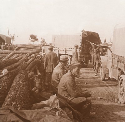 法国北部凡尔登的VoSacrée上的卡车，c1914-c1918。 作者 不明
