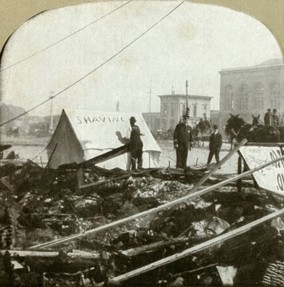 真正的毅力-理发师在旧地方人行道上伸展的帐篷上的绘画标志，1906年。 作者 不明