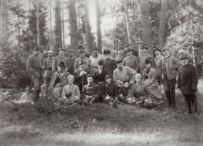 1894年，沙皇亚历山大三世与家人和朋友一起在俄罗斯比亚沃维耶扎森林打猎 作者 不明
