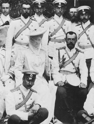 俄国沙皇尼古拉二世和沙皇亚历山大·费奥多罗夫娜（Thsarina Alexandra Fyodorovna）与一群军官一起，c1904 作者 不明