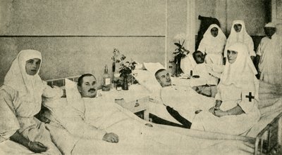 沙皇亚历山大（Tsarina Alexandra）护理受伤的士兵，1914年，c1920年。 作者 不明