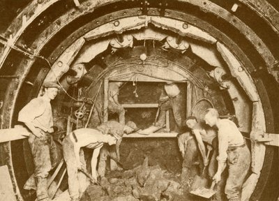 借助Greathead Boring Shield进行的管隧开挖，c1930。 作者 不明