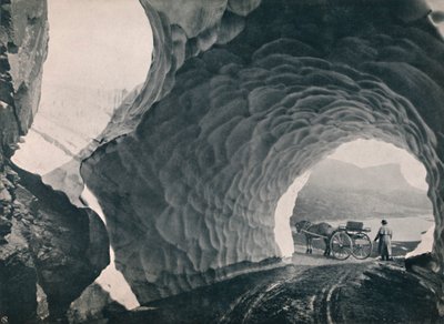 穿越雪的隧道，豪克利德山口，1914年。 作者 不明