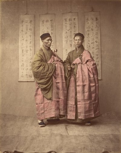 [两个穿着相配的传统服饰的中国人]，1870年代。 作者 不明