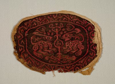 一件长袍的两只面对动物，700-800年代。 作者 不明