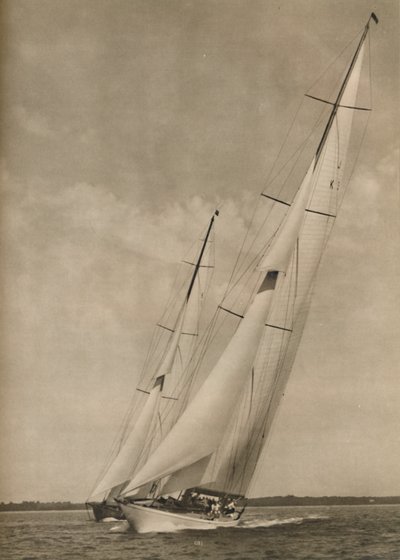 1936年，两艘著名游艇在激动人心的比赛中 作者 不明