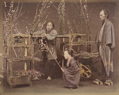 [两个日本男人和一个日本女人在花枝上合影]，1870年代、 作者 不明