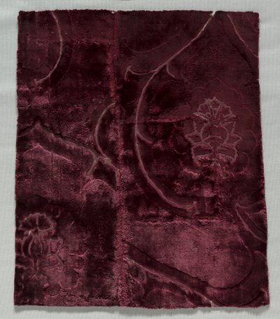 1400年代缝合在一起的两个天鹅绒碎片。 作者 不明