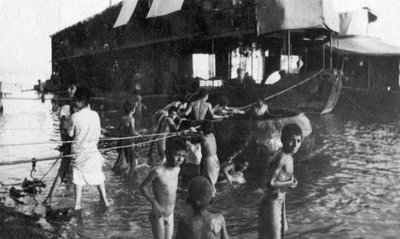 1918年，用于将英军从底格里斯河上从阿玛拉运到巴格达的两艘驳船 作者 不明