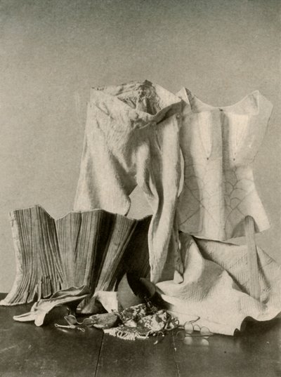 两副撑杆，马裤，小珠袋，钱包和缝的皮提克娃娃，摄于18世纪，1937年。 作者 不明