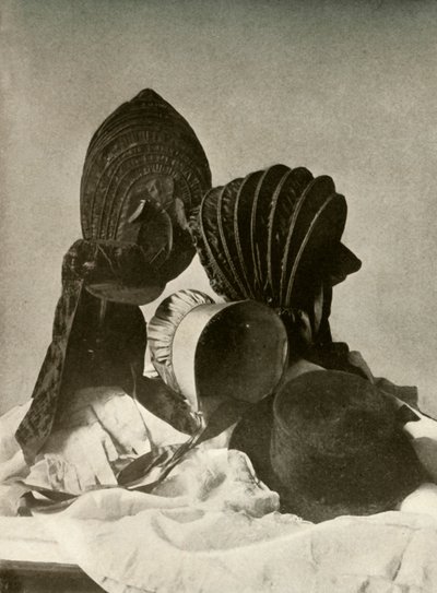 两条丝绸长袍，骑马帽，Quaker帽子，帽子，手套和裙子，摄于18世纪，1937年。 作者 不明