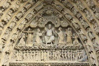 Tympanum of the portal of the Last Judgement : Christ of Judgment. At his side, on his knees, the Virgin Mary and St. John intercede for the salvation of souls. Amiens Cathedral, Amiens, France 作者 不明