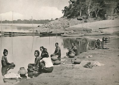 伟大的伊洛瓦底江的典型河沿场面-妇女沐浴和汲水，1900年。 作者 不明