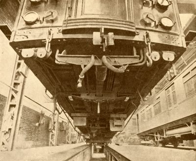 地下：地下铁路电动车下方，1930年。 作者 不明