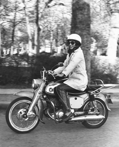 美国: 约1961年 一个女人骑着她的本田160摩托车。(b/w照片) 作者 不明