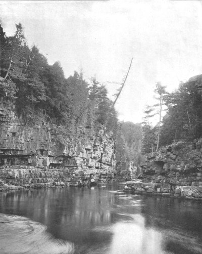 美国纽约州阿地伦达山脉的可钻鸿沟的上端，约1900年。 作者 不明