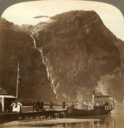 Utigards从Ravnefjeld冰川落在Loen湖-来自挪威内斯达尔，c1905年。 作者 不明