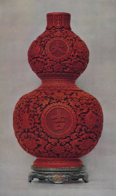 橄榄绿色地面上刻有平漆立架的红色漆器花瓶，1928年 作者 不明