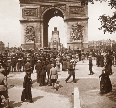 胜利庆典，凯旋门的平民，法国巴黎，1919年7月。 作者 不明