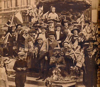 1918年，1938年在伦敦皮卡迪利区的爱神（Eros）下举行胜利庆祝活动 作者 不明