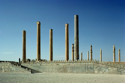 公元前 5 世纪阿契美尼亚时期的 Apadana（观众厅）柱和东楼梯的视图（照片） 作者 不明