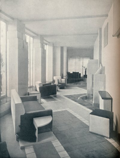 日光下的阳光房视图，显示三个窗户和圆柱，1930年 作者 不明