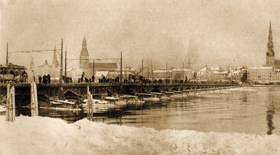 拉脱维亚里加德维纳河上的浮动桥景观。1915年(照片) 作者 不明