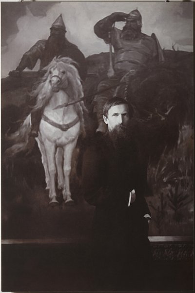 维克多·维斯涅佐夫（Viktor Vasnetsov）在他的绘画Bogatyrs之前 作者 不明