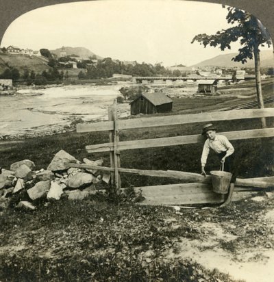 公元1905年，位于挪威拉根急流旁的孔斯贝格乡村教堂和房屋。 作者 不明