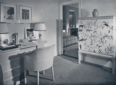 W.＆J. Sloane。摄影师的爱好室在天然橡木上展示了一张桌子，在t上有一个手工编织的覆盖物 作者 不明