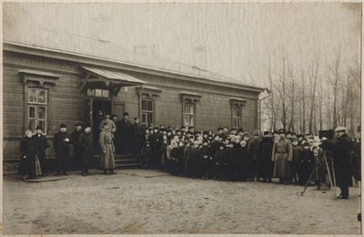 1910年11月20日，1910年11月20日，在托普斯托车站等着列夫·托尔斯泰的尸体 作者 不明