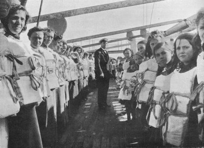 战时救生带在远洋客轮上的演习，1915年 作者 不明