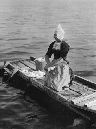 在荷兰福伦丹的祖德河（Zuider Zee）里洗衣服，c1934年 作者 不明