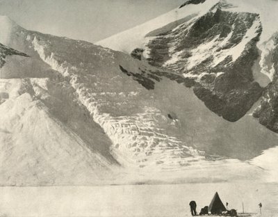 西方党派于12月28日在大教堂岩石上的悬挂冰川下扎营，1909年 作者 不明