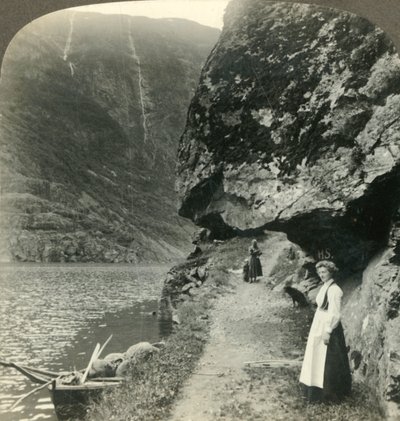 大约在1905年，挪威内罗峡湾的水在陡峭的悬崖下蜿蜒的道路上蔓延。 作者 不明