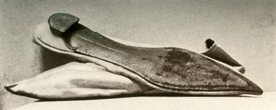 白色缎面婚礼拖鞋，1800年，1937年。 作者 不明