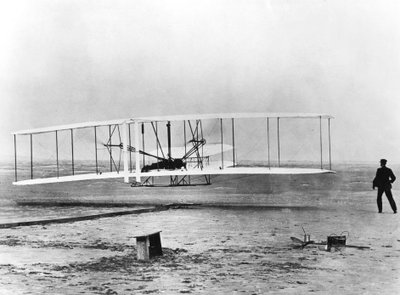 1903年12月17日，威尔伯和奥维尔·赖特（Wilbur and Orville Wright）进行首次动力飞行，北卡罗莱纳州 作者 不明