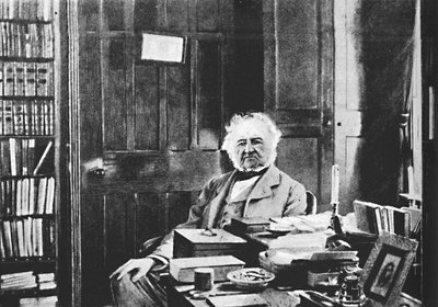 威廉·格拉德斯通（William Gladstone）-坐在他的学习桌旁的宏伟老人，c1925 作者 Unbekannt
