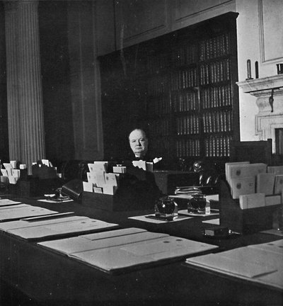 温斯顿·丘吉尔（Winston Churchill），1940年代唐宁街10号内阁会议室，1945年 作者 不明