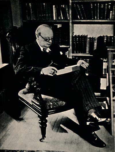 温斯顿·斯宾塞·丘吉尔（Winston Spencer Churchill）在他的图书馆，1945年。 作者 不明