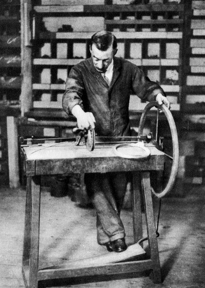 1926-1927年，伦敦，金属丝被卷成弹簧，用于弹簧锁 作者 不明