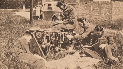 1940年，最新型训练机器中的无线操作员 作者 不明