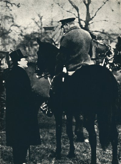 1913年和1945年，乔治五世国王参加军事演习。 作者 不明