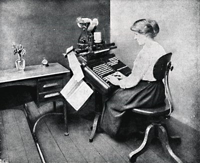 1917年，单色键盘上的女操作员 作者 不明