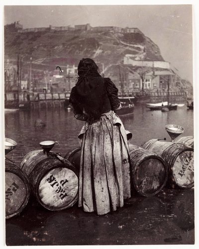 女人和桶，惠特比港，约 1905 年 作者 不明
