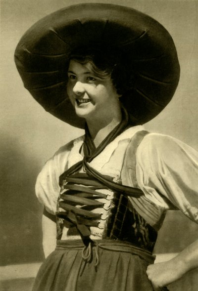 身着传统服装的妇女，蒂罗尔，奥地利，c1935年。 作者 不明