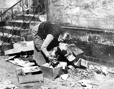 1945年4月，德国拜罗伊特，女人在寻找食物 作者 不明