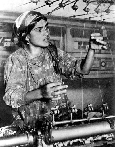 1936年在乌兹别克斯坦撒马尔罕从事丝绸工业的妇女 作者 不明