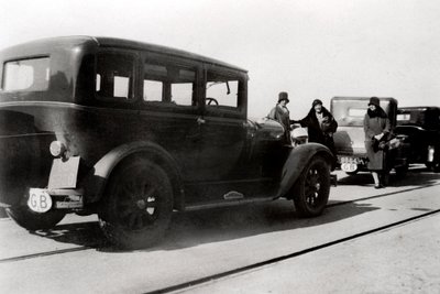 妇女和停放的汽车，1930年 作者 不明
