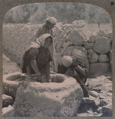 前往伯利恒的路上，妇女在贤士的喷泉旁取水，约摄于1900年 作者 不明